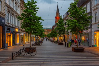 Aarhus, Danimarka, 14 Haziran 2022: Aarhus, Danimarka 'nın merkezindeki bir caddenin gece manzarası.