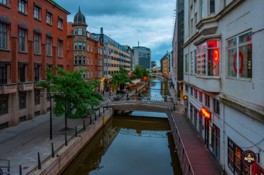 Aarhus, Danimarka, 14 Haziran 2022: Aarhus, Danimarka 'da merkez kanalın yanında gece hayatı.
