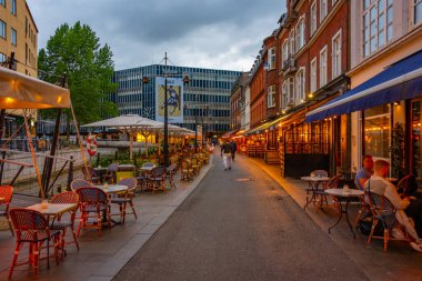 Aarhus, Danimarka, 14 Haziran 2022: Aarhus, Danimarka 'da merkez kanalın yanında gece hayatı.