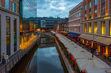 Aarhus, Danimarka, 14 Haziran 2022: Aarhus, Danimarka 'da merkez kanalın yanında gece hayatı.