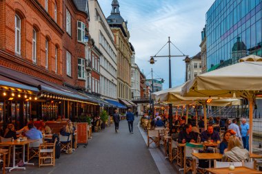 Aarhus, Danimarka, 14 Haziran 2022: Aarhus, Danimarka 'da merkez kanalın yanında gece hayatı.