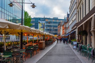Aarhus, Danimarka, 14 Haziran 2022: Aarhus, Danimarka 'da merkez kanalın yanında gece hayatı.