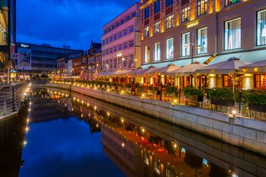 Aarhus, Danimarka, 14 Haziran 2022: Aarhus, Danimarka 'da merkez kanalın yanında gece hayatı.