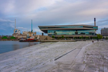 Aarhus, Danimarka, 14 Haziran 2022: Aarhus, Danimarka 'daki Dokk1 binasının gece görüşü.