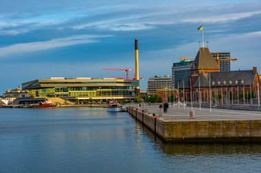 Aarhus, Danimarka, 14 Haziran 2022: Dokk1 binası ve Aarhus, Danimarka 'daki Toldboden evi.