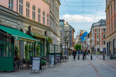 Aarhus, Danimarka, 14 Haziran 2022: Danimarka 'nın merkezindeki bir caddenin gün batımı manzarası.