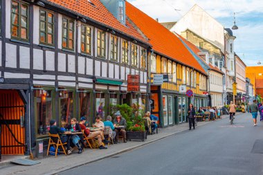 Aarhus, Danimarka, 14 Haziran 2022: Danimarka 'nın merkezindeki bir caddenin gün batımı manzarası.