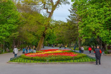 Yambol, Bulgaristan, 22 Nisan 2022: Bulgaristan 'ın Yambol kentinde insanlar geziniyor.