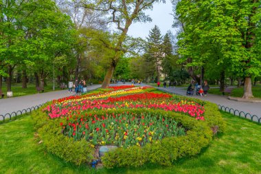 Yambol, Bulgaristan, 22 Nisan 2022: Bulgaristan 'ın Yambol kentinde insanlar geziniyor.