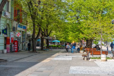 Sliven, Bulgaristan, 23 Nisan 2022: Bulgaristan 'ın Sliven kentinde bir sokak manzarası.