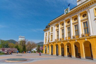 Sliven, Bulgaristan, 23 Nisan 2022: Bulgaristan 'ın Sliven kentinde belediye binası.