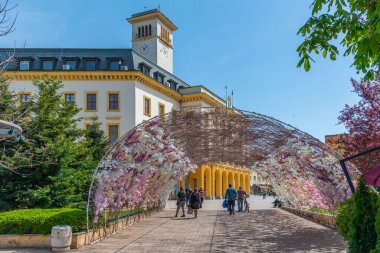 Sliven, Bulgaristan, 23 Nisan 2022: İnsanlar Bulgaristan 'ın Sliven kentinde bir çiçek tüneli altında dolaşıyorlar.