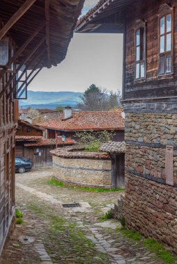 Zheravna, Bulgaristan, 23 Nisan 2022: Bulgaristan 'ın Zheravna köyündeki geleneksel eski evler.