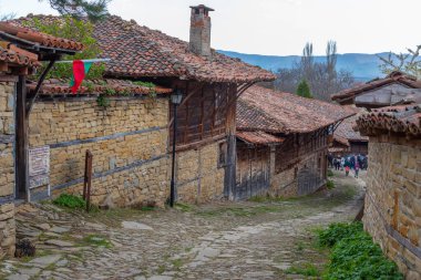 Zheravna, Bulgaristan, 23 Nisan 2022: Bulgaristan 'ın Zheravna köyündeki geleneksel eski evler.