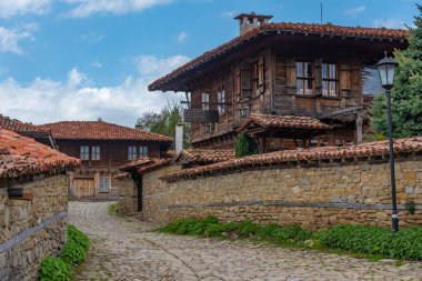 Zheravna, Bulgaristan, 23 Nisan 2022: Bulgaristan 'ın Zheravna köyündeki geleneksel eski evler.