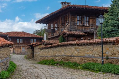 Zheravna, Bulgaristan, 23 Nisan 2022: Bulgaristan 'ın Zheravna köyündeki geleneksel eski evler.