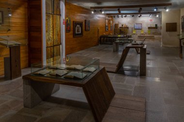 Kotel, Bulgaristan, 23 Nisan 2022: Bulgaristan 'ın Kotel kentindeki Georgi Stoykov Rakovski Panteon' da tarihi sergi.