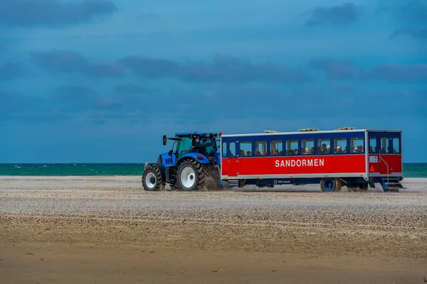 Skagen Dinamarca Junio 2022 Tractor Que Transporta Turistas Grenen Dinamarca —  Fotos de Stock