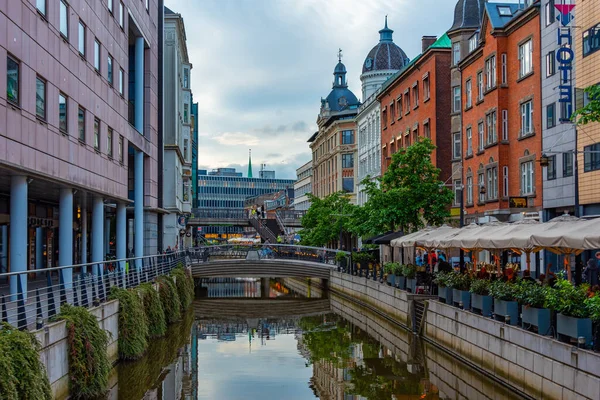 Aarhus, Danimarka, 14 Haziran 2022: Aarhus, Danimarka 'da merkez kanalın yanında gece hayatı.