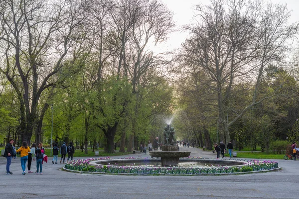 Yambol Bulgária 2022 Április Emberek Sétálnak Yambol Központi Parkján Bulgáriában — Stock Fotó