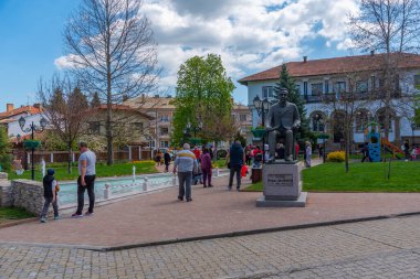 Tryavna, Bulgaristan, 24 Nisan 2022: Bulgaristan 'ın Tryavna kentinde bir sokak manzarası.