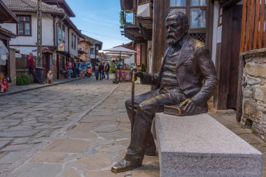 Tryavna, Bulgaristan, 24 Nisan 2022: Bulgaristan 'ın Tryavna kentindeki bir sokakta Pencho Slaveykov heykeli.