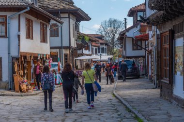 Tryavna, Bulgaristan, 24 Nisan 2022: Bulgaristan 'ın Tryavna kentinde bir sokak manzarası.