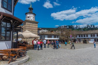 Tryavna, Bulgaristan, 24 Nisan 2022: Bulgaristan 'ın Tryavna kentindeki tarihi saat kulesinin görüntüsü.