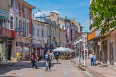 Gabrovo, Bulgaristan, 24 Nisan 2022: Bulgaristan 'ın Gabrovo kentinde bir sokak manzarası.