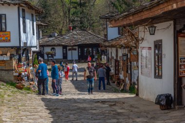 Bozhentsi, Bulgaristan, 24 Nisan 2022: Bulgaristan 'da Bozhentsi' deki geleneksel eski evler.