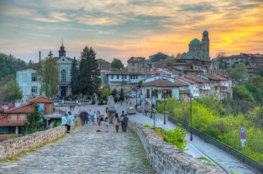 Veliko Tarnovo, Bulgaristan, 24 Nisan 2022: Bulgaristan 'ın Veliko Tarnovo kentindeki Çarevets kalesinden çıkan insanların günbatımı.