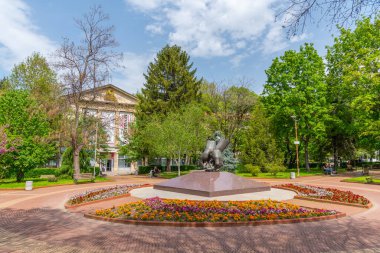 Svishtov, Bulgaristan, 25 Nisan 2022: Bulgaristan 'ın Svishtov kentinde insanlar geziniyor.