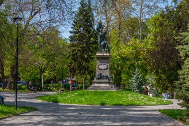 Pleven, Bulgaristan, 25 Nisan 2022: Plevne 'deki Skobelev parkının manzarası.