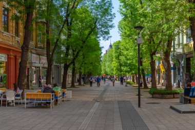 Pleven, Bulgaristan, 25 Nisan 2022: Bulgaristan 'ın Pleven kentinde bir sokak manzarası.