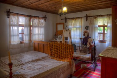 Lovech, Bulgaristan, 1 Mayıs 2022: Bulgaristan 'ın Lovech kentindeki Etnoğrafik Kompleks Drasova ve Rashova Evlerinde Sergi.