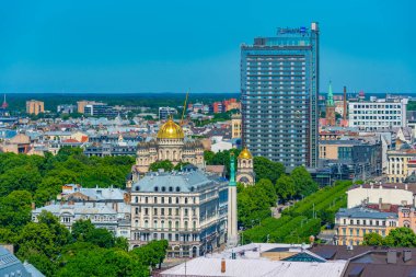 Riga, Letonya, 24 Haziran 2022: Letonya 'nın başkenti Riga' da özgürlük anıtının havadan görünüşü.