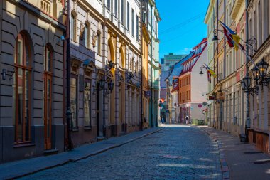 Riga, Letonya, 24 Haziran 2022: Eski şehir Letonya 'da insanlar renkli bir sokakta yürüyorlar..