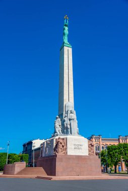 Riga, Letonya, 24 Haziran 2022: Riga, Letonya 'daki Özgürlük Anıtı' nın yanında yürüyen insanlar. .