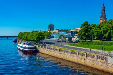 Riga, Letonya, 24 Haziran 2022: Letonya 'nın başkenti Riga' da Riverside gezinti alanı.