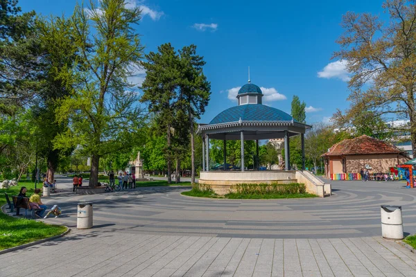 Pleven Bulgaria Aprile 2022 Gente Passeggia Nel Parco Centrale Pleven — Foto Stock
