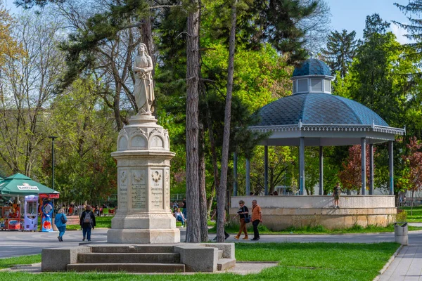 플랜븐 불가리아 2022 사람들 불가리아 플랑베의 공원을 거닐고 — 스톡 사진