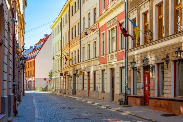 Riga Latvia June 2022 People Walking Colourful Street Old Town — Stock Photo, Image