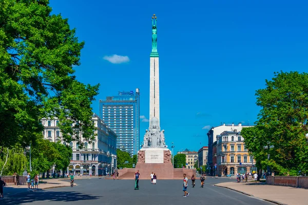 Riga Letonia Junio 2022 Gente Camina Junto Monumento Libertad Riga — Foto de Stock