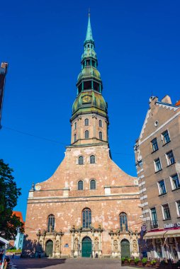 Riga, Letonya, 24 Haziran 2022: Letonya 'nın başkenti Riga' daki Aziz Peter Kilisesi.