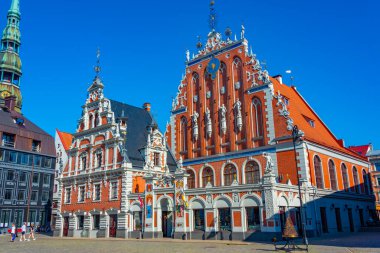 Riga, Letonya, 24 Haziran 2022: Ratslaukums Meydanı Letonya 'nın Riga kentindeki Siyahların Evi..