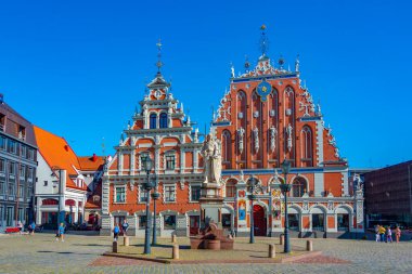 Riga, Letonya, 24 Haziran 2022: Ratslaukums Meydanı Letonya 'nın Riga kentindeki Siyahların Evi..