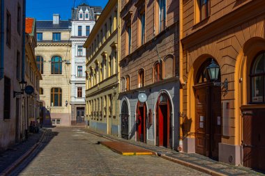 Riga, Letonya, 24 Haziran 2022: Eski şehir Letonya 'da insanlar renkli bir sokakta yürüyorlar..