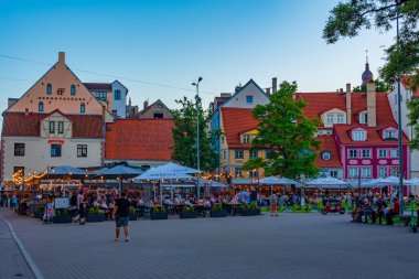 Riga, Letonya, 24 Haziran 2022: Livu laukums üzerinde gün batımı - Letonya başkenti Riga, Letonya 'nın karesi..