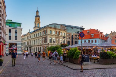 Riga, Letonya, 24 Haziran 2022: Riga, Letonya 'nın eski bir kasabasının caddesinde gece hayatı..