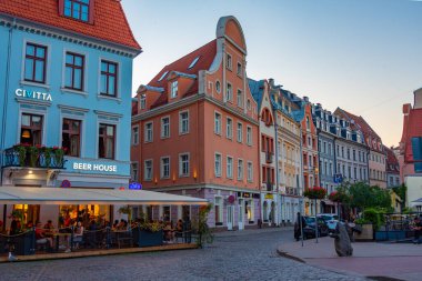 Riga, Letonya, 24 Haziran 2022: Riga, Letonya 'nın eski bir kasabasının caddesinde gece hayatı..